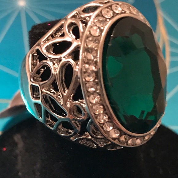 Oval Emerald color statement ring.  ☘️ ☘️ - Picture 3 of 5